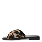 Sandalias planas marca Bottero con tiras cruzadas en acabado de pelo con estampado animal print. Presentan una base negra con punta cuadrada y un pequeño detalle metálico con el logo de la marca en una de las tiras.