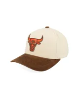Gorro tipo gorra con visera de pana marrón y cuerpo de color beige. Presenta el logo de los Chicago Bulls bordado en el frente en tonos naranja y marrón.