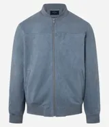 Chaqueta bomber azul marino lisa, con cierre frontal, cuello redondo y bolsillos laterales.