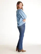 Blusa Zac & Rachel de lyocell color azul, con escote en V y panel central con pespuntes. Presenta mangas tres cuartos abullonadas con frunces en los hombros y puños elastizados con detalle de volante.