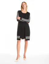 Vestido midi de tejido de punto con diseño integrado que simula un conjunto de vestido liso negro y cárdigan largo estampado con motivo animal print en blanco y negro. Presenta escote redondo y mangas largas.