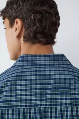 Camisa de corte oversize con estampado de cuadros, confeccionada en algodón. Presenta cuello clásico, cierre frontal con botones, manga larga con puños abotonados y un bolsillo aplicado en el pecho.