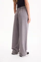 Pantalón deportivo estilo wide leg sin friza, con cintura elastizada y cordón ajustable.