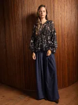 Pantalón palazzo de tiro alto en color azul, con pinzas frontales, bolsillos laterales y cintura elástica.