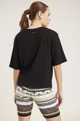 Calza ciclista con estampado geométrico multicolor.