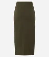 Pollera midi gris de punto, con detalle delantero cruzado.