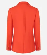 Blazer femenino de sastrería confeccionado en punto roma, con cuello solapa, cierre frontal con botones decorativos y diseño estructurado.