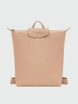 Mochila Longchamp modelo Le Pliage One, color bordó, con diseño minimalista, cierre superior y solapa frontal con botón a presión.