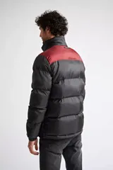 Campera puffer de nylon para hombre, con diseño bicolor en azul marino y mostaza en la parte superior. Cuenta con cierre frontal completo, mangas largas con puños elásticos y bolsillos laterales con cierre. Incluye logo estampado en el pecho.