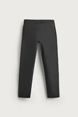 Pantalón chino skinny fit color gris oscuro, confeccionado en mezcla de algodón con elasticidad. Cuenta con bolsillos frontales, bolsillos traseros de vivo y cierre frontal con cremallera y botón.