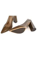 Zapatos de tacón alto en color marrón tabaco, confeccionados en cuero vacuno con acabado texturizado tipo cocodrilo y brillo charol. Presentan punta afilada y taco bloque ancho.