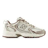 Championes New Balance 530, modelo U530COB, en tonos blanco, beige y marrón. Confeccionados con malla transpirable y refuerzos sintéticos, cuentan con entresuela con tecnología ABZORB para mayor amortiguación y diseño de estilo retro running.