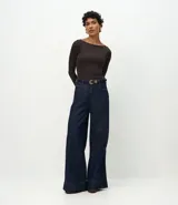 Body de manga larga con escote bote, confeccionado en tejido de poliamida y elastano. Presenta un diseño ajustado al cuerpo con cierre en el entrepiernas.