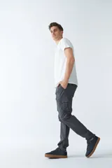 Pantalón cargo de hombre color verde militar, corte regular, con dos bolsillos laterales y logo bordado.