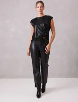 Blusa de lentejuelas color negro, con cuello a la base, sin mangas y detalle de nudo en el ruedo.