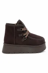 Bota corta de gamuza sintética color marrón chocolate, con plataforma chunky de goma y sistema de cordones trenzados con ganchos metálicos.
