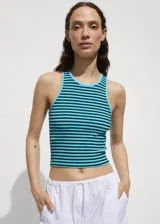 Top ajustado de punto con estampado de rayas horizontales en azul y negro, cuello redondo y sisas con ribete celeste.