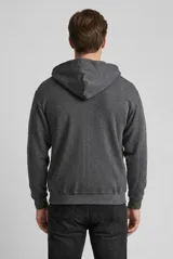 Campera deportiva unisex con capucha, cierre frontal completo y bolsillos tipo canguro. Presenta puños y ruedo acanalados, con cordones ajustables en la capucha.