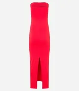 Vestido midi de punto roma color rojo, con escote recto sin breteles y abertura en la parte trasera.