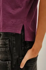 Remera blanca de algodón con cuello en V y mangas cortas.