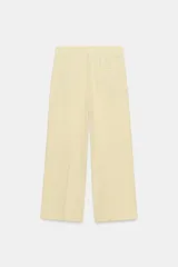 Pantalón cropped de tiro medio color blanco, perteneciente a la colección ZW Collection, con cintura con trabillas, bolsillos laterales ocultos, pinzas en el delantero, pierna ancha y cierre frontal con cremallera, botón y ganchos metálicos.