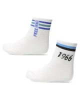 Pack de dos pares de medias cortas de algodón color blanco. Un par presenta rayas horizontales en azul y verde con la inscripción 'FREE MIND', mientras que el otro par incluye rayas en azul y negro con el número '1966' estampado.