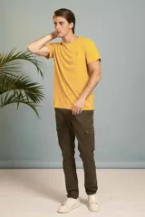 Pantalón cargo color verde militar, de corte recto y ajuste slim, con bolsillos laterales con solapa y cierre frontal.