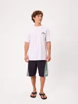 Remera blanca Rusty modelo T-Shirt Kyle S27, de corte holgado, manga corta y cuello redondo. Con gran estampado negro en la espalda correspondiente al logo de la marca.