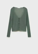 Cardigan de punto canalé color verde oliva, con diseño entallado, cuello de pico y cierre frontal mediante lazos. Incluye una musculosa a juego del mismo tejido y color.