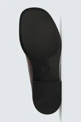 Zapato de vestir tipo derby, color negro, fabricado en piel con horma cuadrada y suela con ligero tacón.