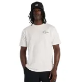 Remera de algodón color blanco con cuello redondo y mangas cortas. Presenta un pequeño diseño gráfico artístico estampado en el lado izquierdo del pecho.