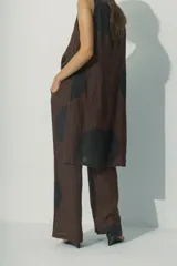 Pantalón marrón con lunares negros grandes, de corte ancho y tiro alto.