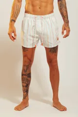 Short de baño rosado con estampado tropical de palmeras y vehículos, con cintura elástica con cordón ajustable.