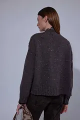 Saco de paño gris de corte recto y largo, con solapas clásicas y forro interior oscuro.