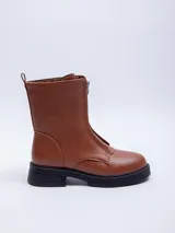 Bota de media caña color tostado con cierre frontal y suela chunky negra.