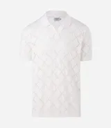 Camisa polo blanca de manga corta con cuello y tejido de punto con textura calada en forma de rombos.