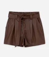 Short de cuero sintético color marrón, de tiro alto, con trabillas en la cintura, pliegues delanteros, bolsillos tipo cuchillo y cinturón para lazo.