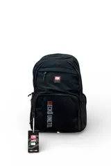 Mochila Ecko Unltd modelo EK103J color negro con bolsillos múltiples con cierre y detalles de logo en rojo y blanco.