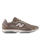 Championes urbanos New Balance modelo 204L, color marrón con detalles en rosa claro. Confeccionados con una combinación de ante y malla, presentan el logo N en el lateral y una suela de EVA para mayor amortiguación.