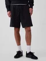 Short deportivo de hombre color negro, con cintura elástica ajustable mediante cordón y diseño holgado.