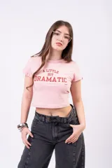 Remera baby tee celeste con estampa frontal en tono azul marino con la leyenda "A little bit dramatic".