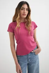 Remera negra de algodón con elastano, corte ajustado, mangas cortas y escote off-shoulder.