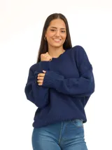 Buzo de punto color azul marino, con cuello redondo, mangas largas con puños acanalados y diseño holgado.
