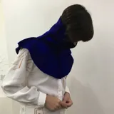 Cuello de lana merino afieltrada color crudo con estampado de líneas grises formando una cuadrícula.