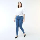 Pantalón de jean estilo skinny, de tiro muy alto con cierre frontal de botones expuestos. Presenta un lavado azul clásico y ajuste ceñido en las piernas.