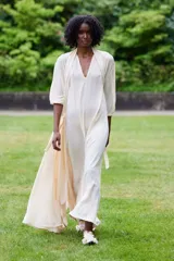 Vestido largo color crema, de corte holgado, con escote en V y mangas 3/4. Incluye un chaleco largo a juego.