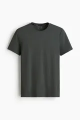 Remera deportiva gris oscuro de manga corta con cuello redondo y bajo recto con aberturas laterales.