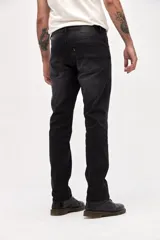 Jean de corte recto clásico con cadera levemente holgada y diseño de cinco bolsillos.