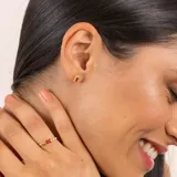 Aros de tornillo en plata 925 bañada en oro 18k con piedra granate rectangular.