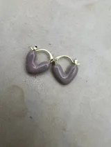 Set de aros tipo argolla con forma de corazón esmaltados en diferentes colores: marrón, blanco, lila y bordó. El cierre es de tipo clip.